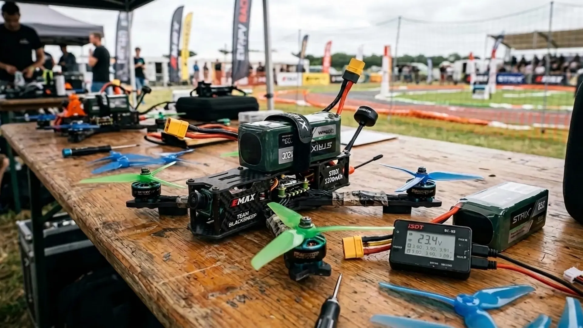 Snelheid versus vliegtijd in FPV racing: de limiet bij 220 km/u